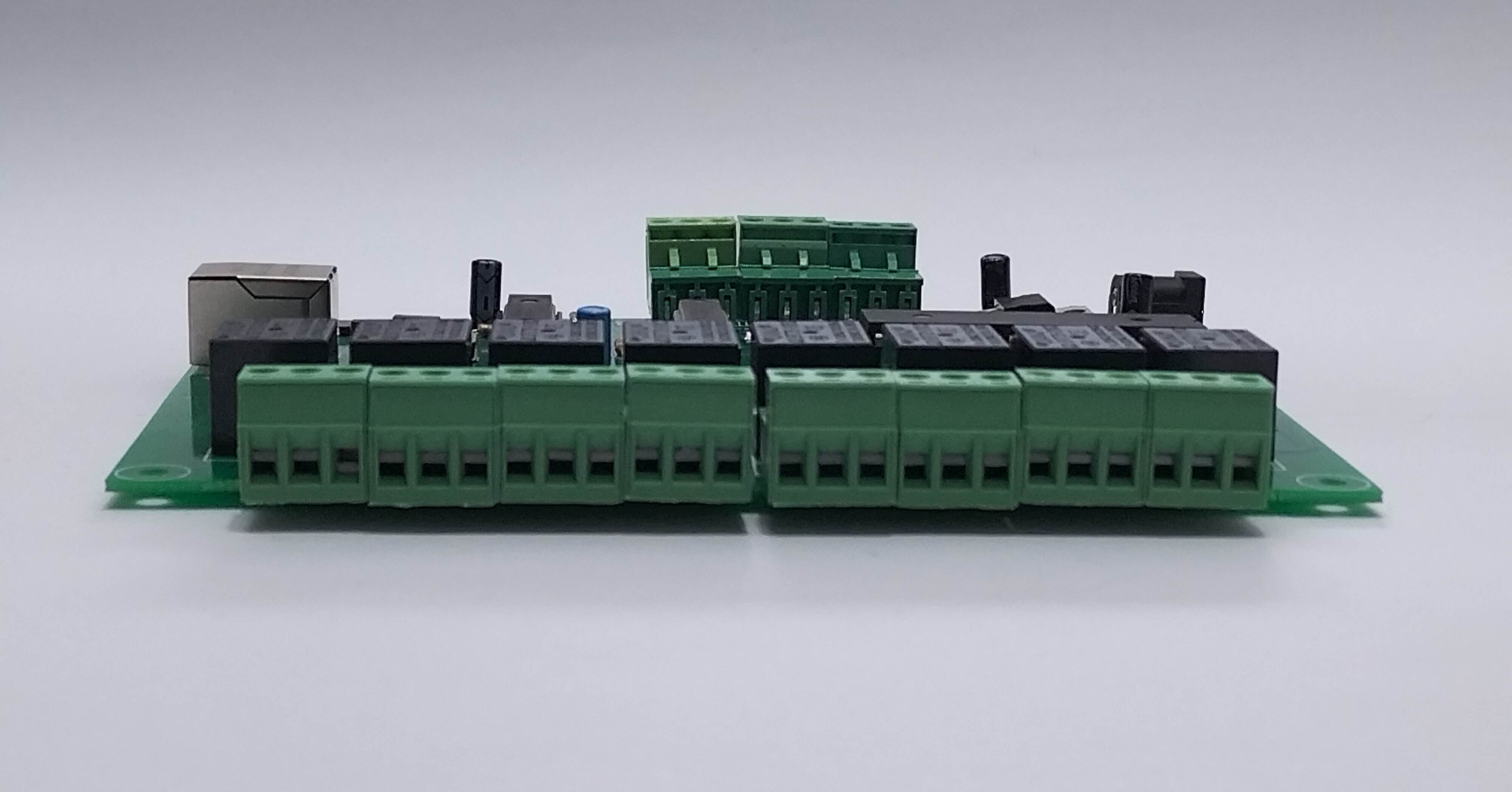 Network 8 Röle Kontrol 5 input Modülü - ön görünüm, RJ45 ve röle klemensleri görünür