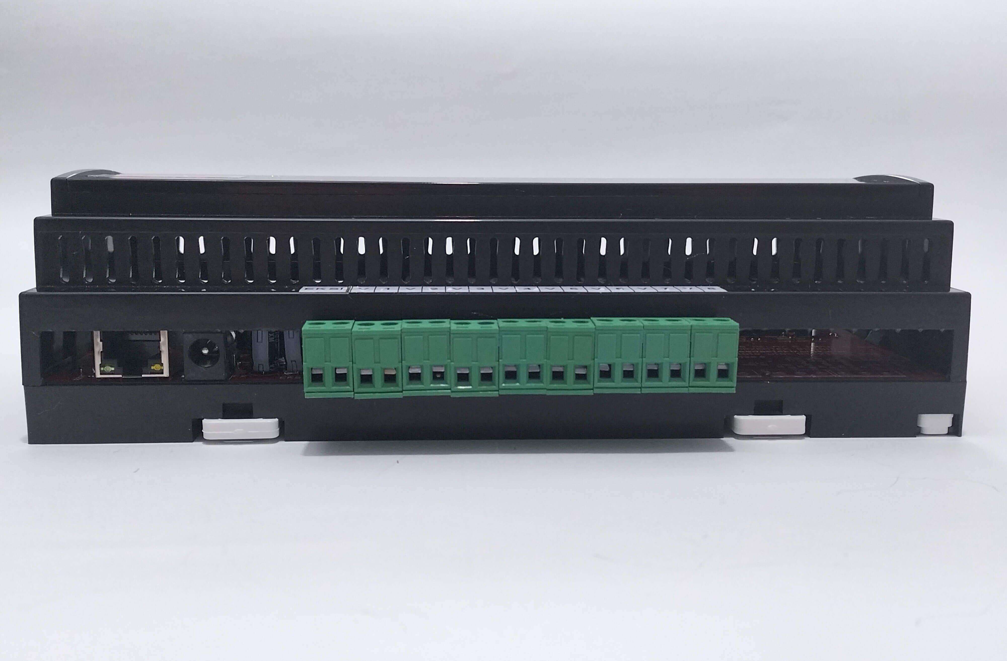 Network 8 Röle Kontrol 8 input Modülü - ön görünüm, RJ45 ve röle klemensleri görünür