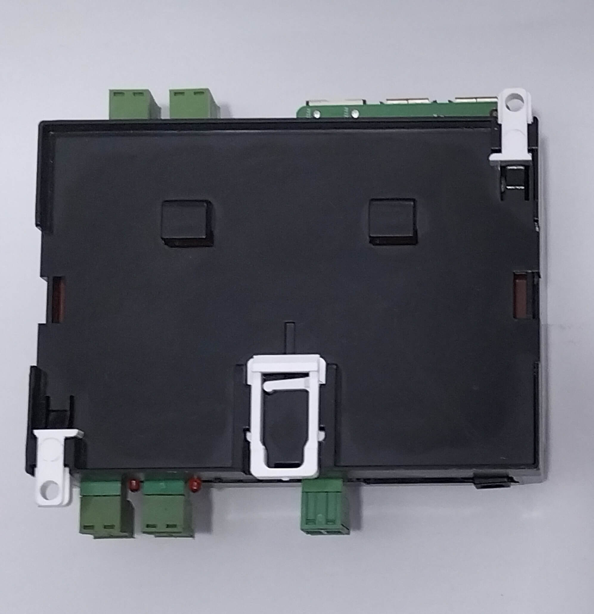 Network IP Button 4 input Modülü - arka görünüm, ray tipi kutu bileşenleri görünür