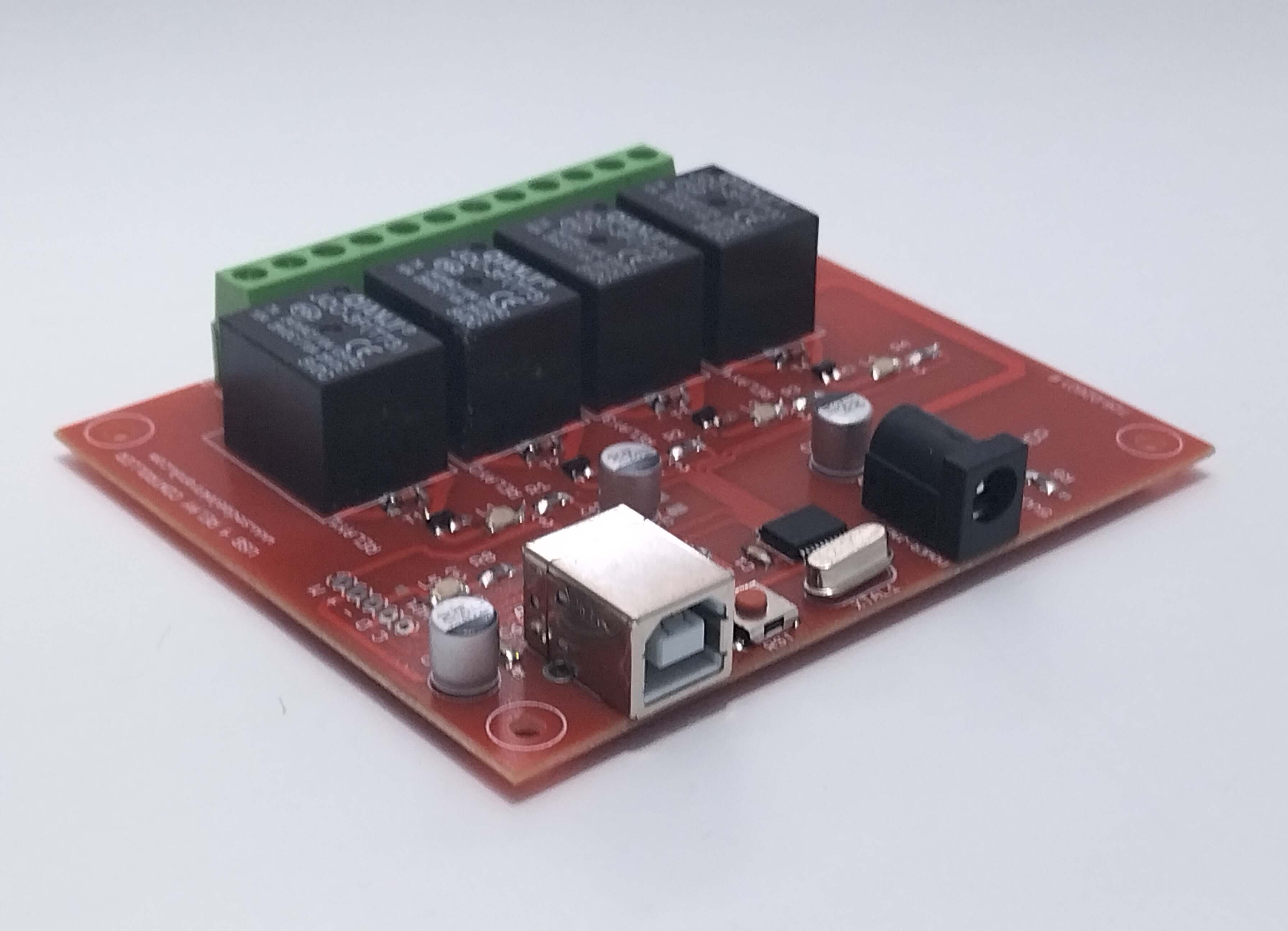 Usb 4 Röle Kontrol Modülü - ön görünüm, Usb ve röle klemensleri görünür